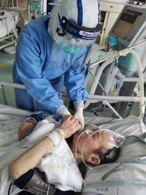 邵娜给患者喂水.jpg