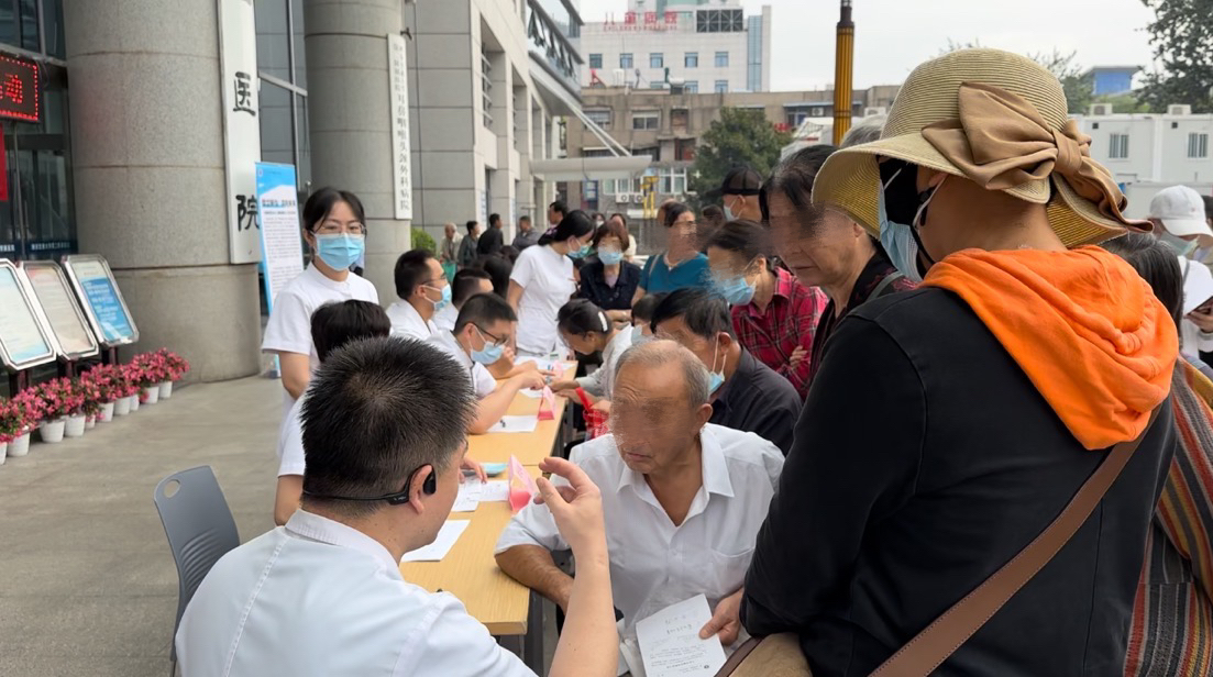 图3 义诊现场.jpg