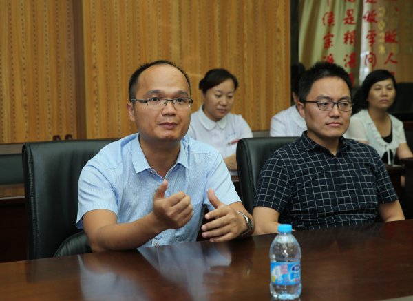 张良平主治医师作表态发言.jpg 张良平主治医师作表态发言.jpg