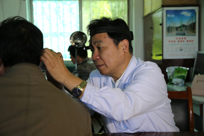 郑国玺教授为教师义诊.jpg 郑国玺教授为教师义诊.jpg