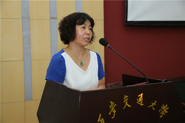 党办主任党变玲主持结业典礼.JPG