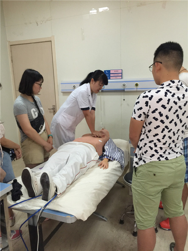 急诊科彭卓大夫为志愿者们演练心肺复苏.jpg