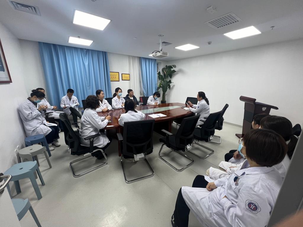 药学与院感党支部党员大会.jpg