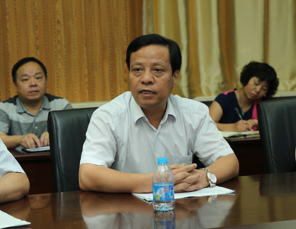 韦俊荣书记向援藏医师亲切话别1.jpg 韦俊荣书记向援藏医师亲切话别1.jpg