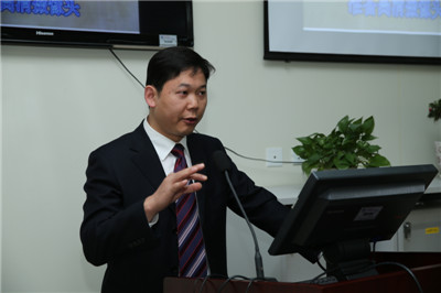 李钊伦博士给学员们授课.JPG 李钊伦博士给学员们授课.JPG