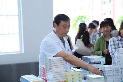 王清晖副主任药师为义诊准备药品.jpg 王清晖副主任药师为义诊准备药品.jpg