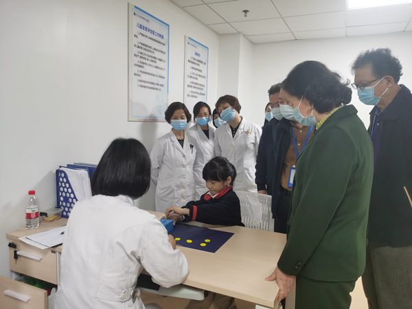 专家组参观评估室_副本.png