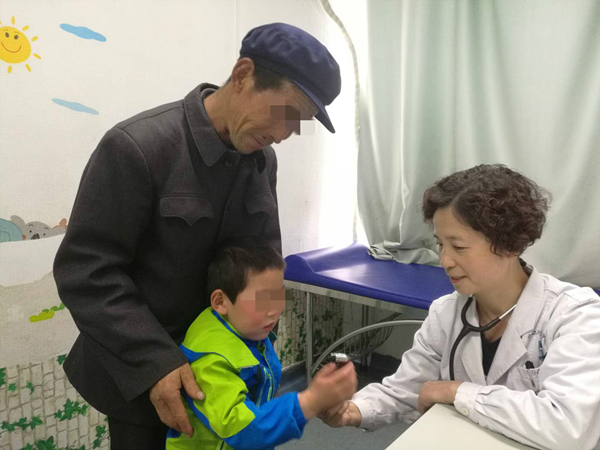 黄绍平教授门诊对患儿进行随访_副本.jpg