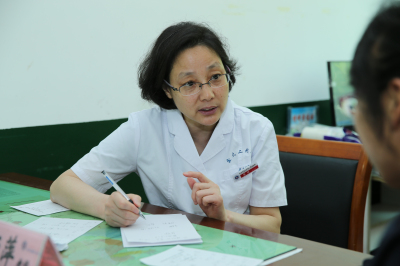 心理精神科王亚萍教授为教师义诊.jpg 心理精神科王亚萍教授为教师义诊.jpg