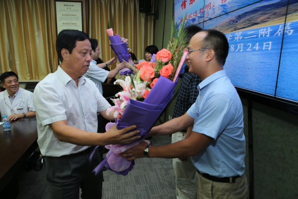 韦俊荣书记为援藏医生献鲜花.jpg 韦俊荣书记为援藏医生献鲜花.jpg