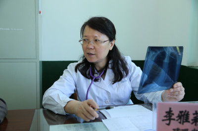 呼吸内科李雅莉教授为教师义诊.jpg 呼吸内科李雅莉教授为教师义诊.jpg