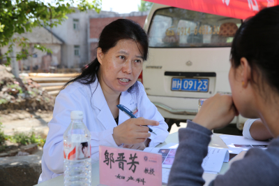 妇产科邬晋芳教授为教师义诊...jpg 妇产科邬晋芳教授为教师义诊...jpg