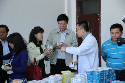 校院工会领导查看发药现场.jpg 校院工会领导查看发药现场.jpg