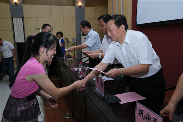 为学员颁发结业证书.JPG