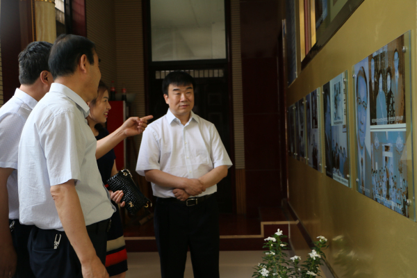 李宗芳院长参观院史陈列室.jpg