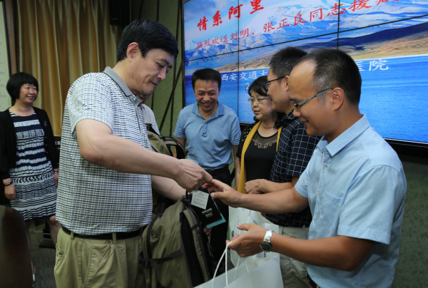 院领导为援藏医师赠送行装1.jpg 院领导为援藏医师赠送行装1.jpg