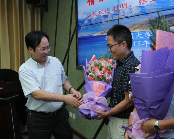 贺西京院长为援藏刘明医生献花.jpg 贺西京院长为援藏刘明医生献花.jpg