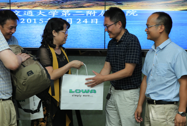 院领导为援藏医师赠送行装.jpg 院领导为援藏医师赠送行装.jpg