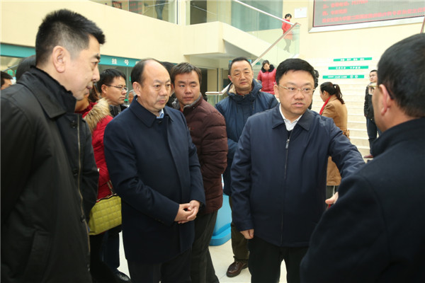 7.榆林市及横山区相关领导来义诊现场.JPG