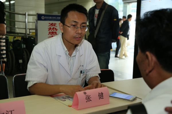 张健副主任医师为群众义诊.jpg