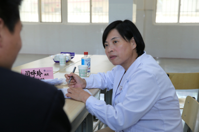 皮肤科闫乎玲教授为教师义诊.jpg 皮肤科闫乎玲教授为教师义诊.jpg