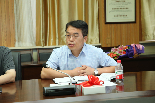 党委副书记巩守平主持欢送座谈会.jpg