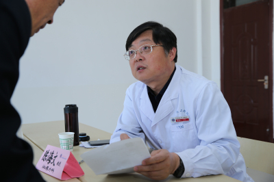 泌尿外科陈海文教授为教师义诊.jpg 泌尿外科陈海文教授为教师义诊.jpg