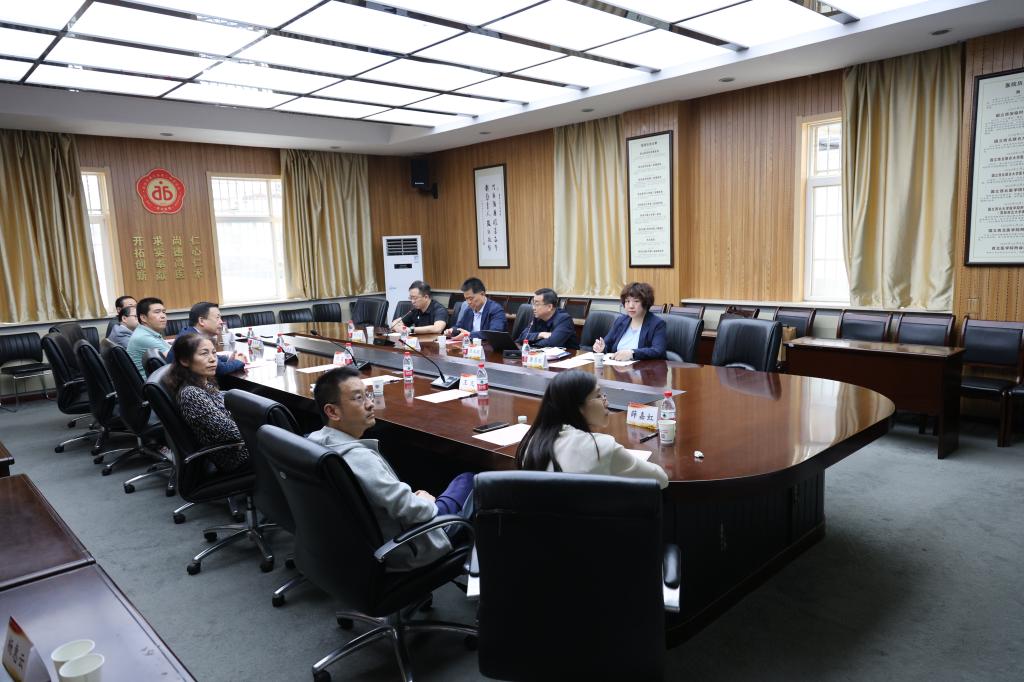 座谈会.jpg