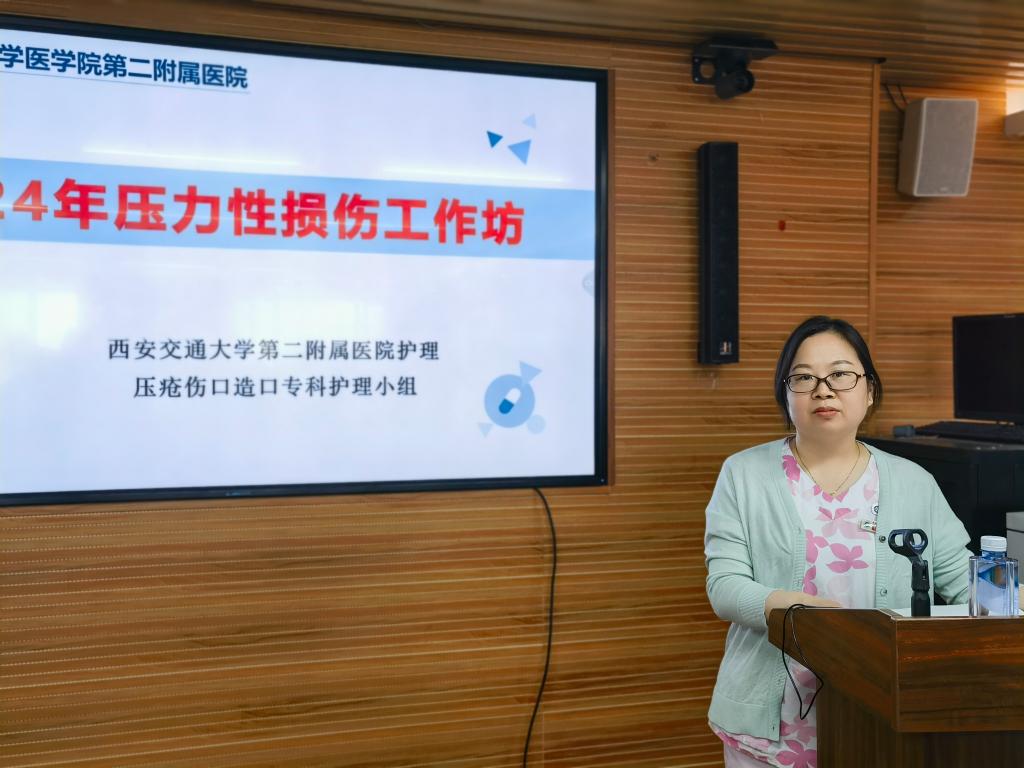 新生儿科帖迎春副护士长主持会议.jpg