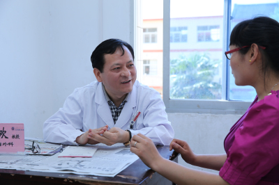 肿瘤科薛兴欢教授为当地教师义诊.jpg 肿瘤科薛兴欢教授为当地教师义诊.jpg