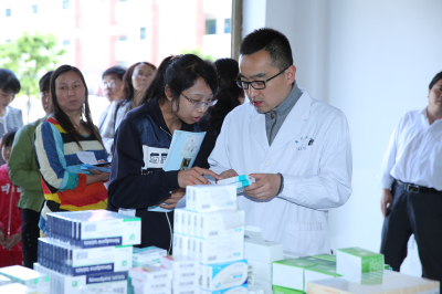 毛文斌药师为教师讲解药物服法.jpg 毛文斌药师为教师讲解药物服法.jpg