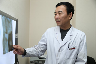 甘为民教授做授课准备.JPG 甘为民教授做授课准备.JPG