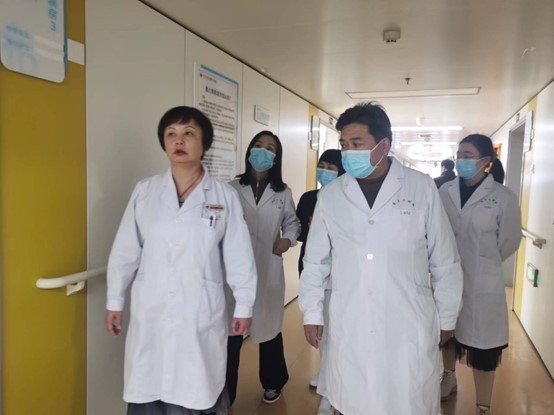杨琳主任带领孙主任一行参观病房.jpg