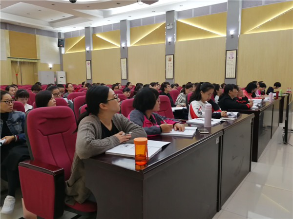 学员认真听课.jpg
