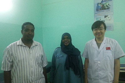 一名心跳呼吸骤停的中年妇女经心肺复苏抢救成功痊愈出院,复诊留影.jpg 一名心跳呼吸骤停的中年妇女经心肺复苏抢救成功痊愈出院,复诊留影.jpg