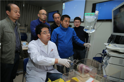 陈琦博士为学员做腔镜示范.JPG 陈琦博士为学员做腔镜示范.JPG