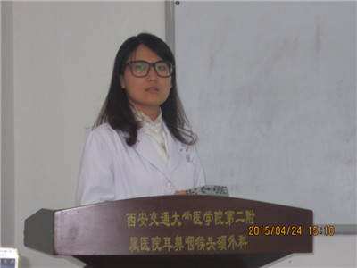 3-侯瑾主治医师作学术报告.JPG