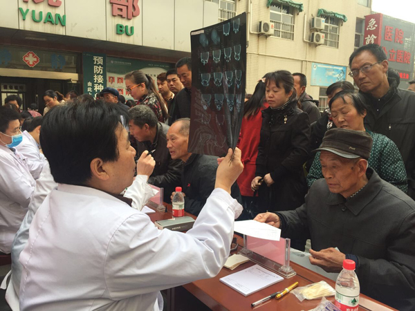 郑国玺支部书记审阅检查片.jpg