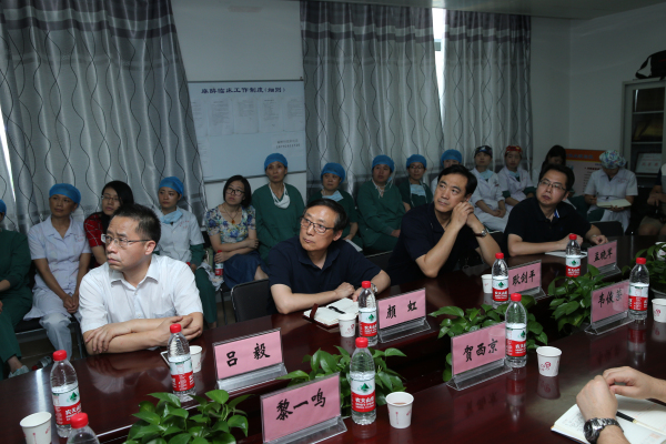 校医学部领导聆听支部汇报.jpg