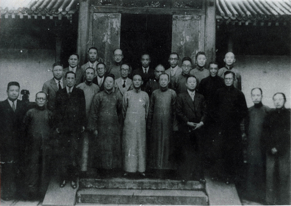 1937年，北平石驸马胡同，北平医学院院长吴祥凤（前排左6）召集同仁，商讨并同意将北平大学医学院及附属医院迁往西安。与签字来西安的部分同仁合影