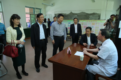 李伟主席、韦俊荣书记在义诊现场.jpg 李伟主席、韦俊荣书记在义诊现场.jpg