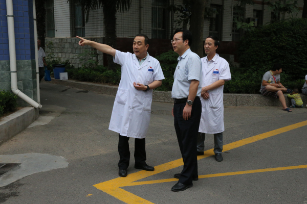 查力斌院长向贺西京院长介绍医院情况.jpg