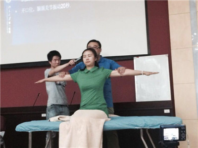 徐晖治疗师长现场示教.jpg