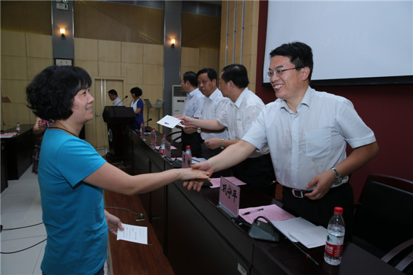 颁发结业证书.JPG