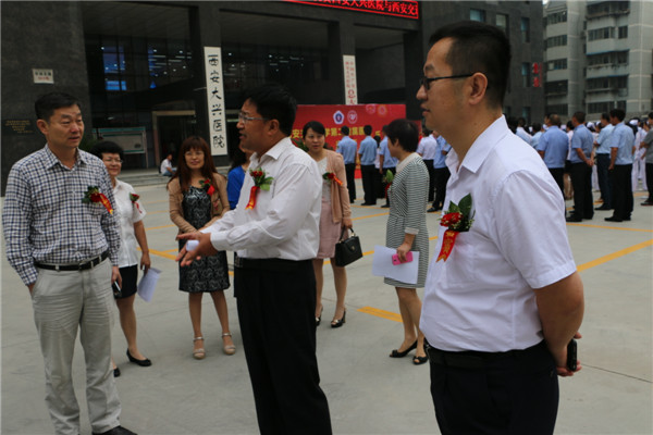 高亚副院长与大兴医院领导交谈.jpg