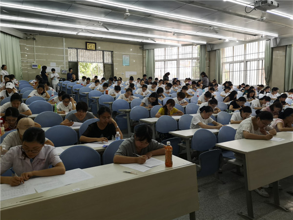 1教室考生认真作答.jpg 1教室考生认真作答.jpg