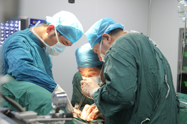 马双余教授指导手术.jpg