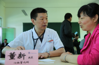 心血管内科董新教授为教师义诊.jpg 心血管内科董新教授为教师义诊.jpg