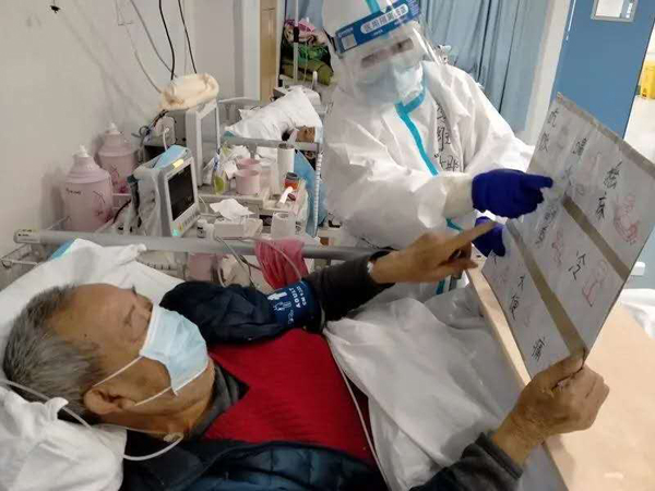 18.医学人文关怀——为沟通不畅的患者做指示板方便交流.jpg