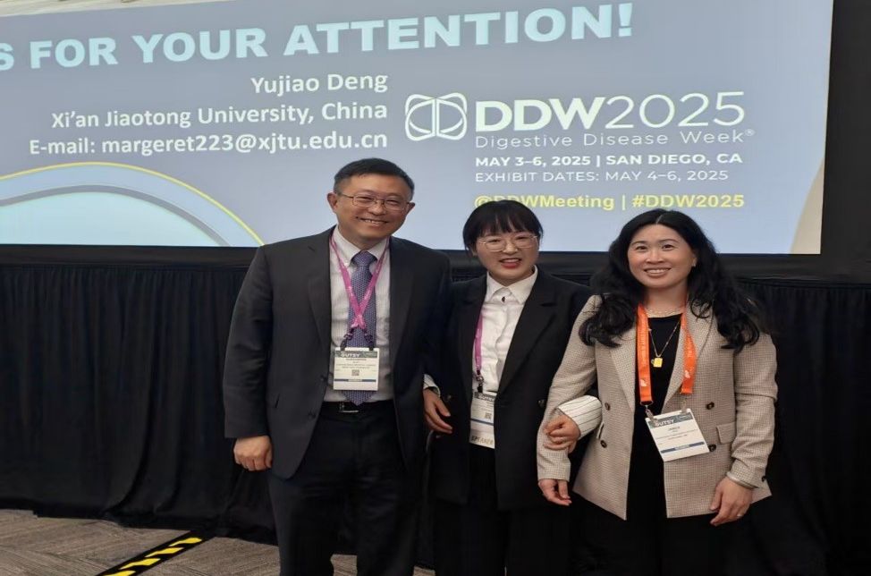 邓玉皎博士在2025 DDW与专家进行交流.jpg